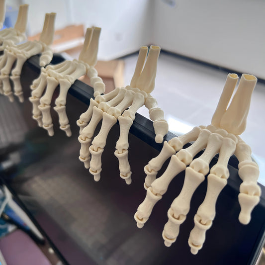 2-piece set - 3D Pprinted Hand Bone Ornaments, Halloween Decorations, 9.3 cm Long, Made of PLA Material, Can be used for decorat